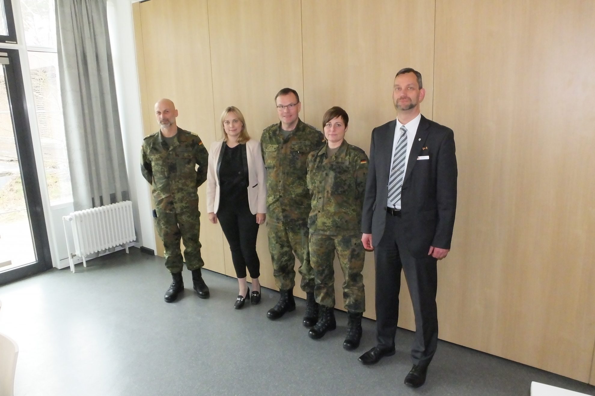 MdB Völlers (2.v.l.) mit den Dienststellenleitern des Bundeswehrstandortes Nienburg